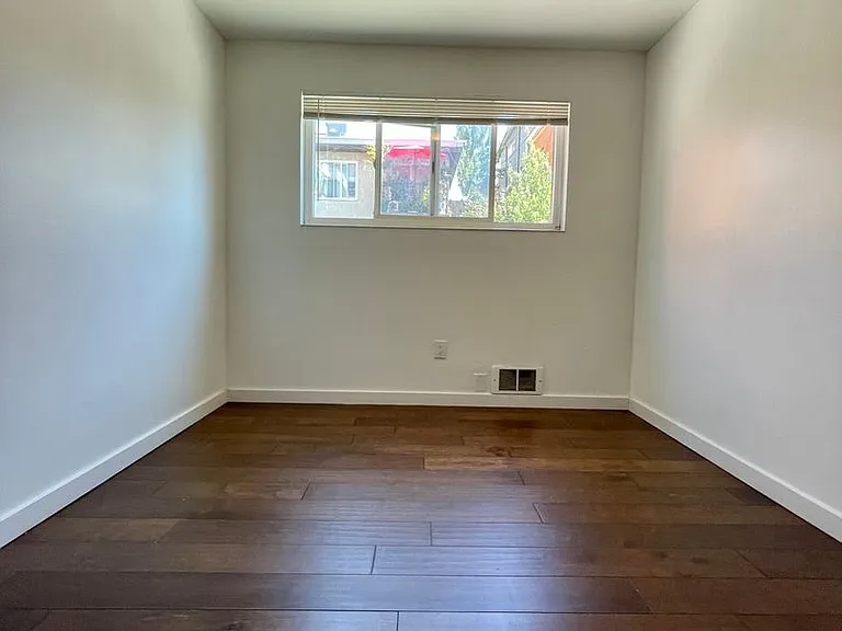 Bellevue Manor Apartments — Photo 10