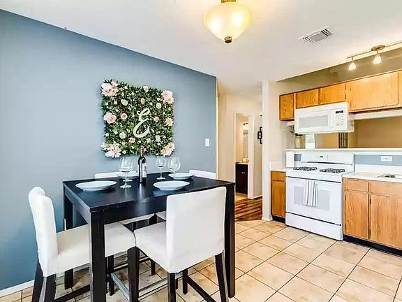 5th image of 3018 Helmsley Dr
