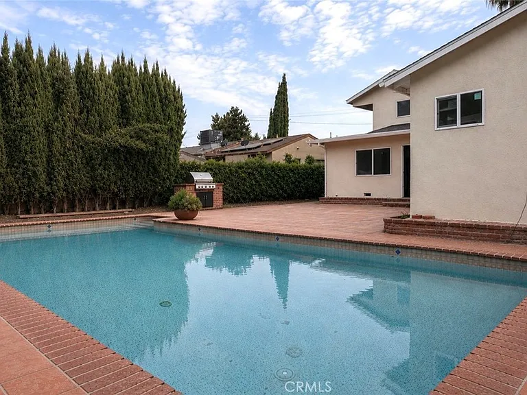 8412 Noble Ave — Photo 6