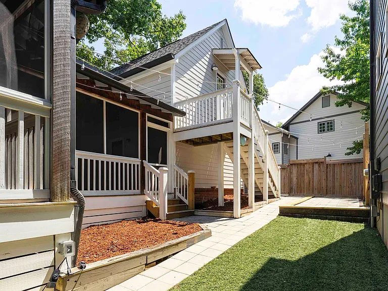 218 Hawthorn St — Photo 36