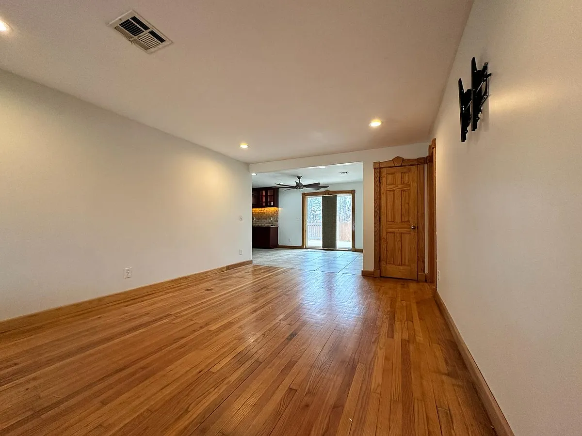 Unit Photo - 2833 Kent Dr