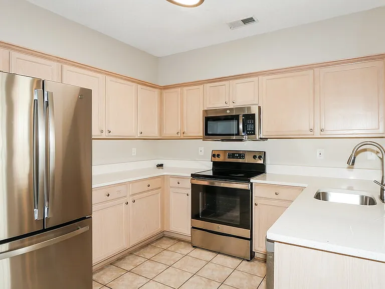 600 Ashley Glen Cir W — Photo 8