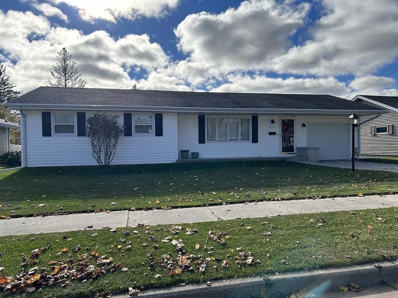 「覗くモノ」 2215 Lexington Dr, Manitowoc, WI 54220 | Zillow