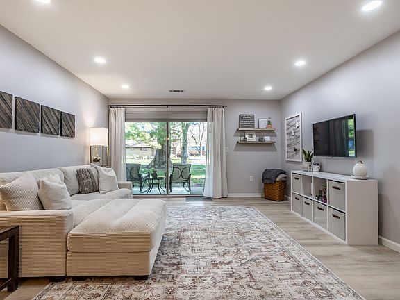 5th image of 8224 Glenwillow Ln Unit 102