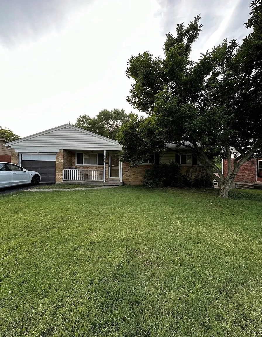 4 bed, 1.5 bath, 1900 sqft, $2,300 — Photo 1