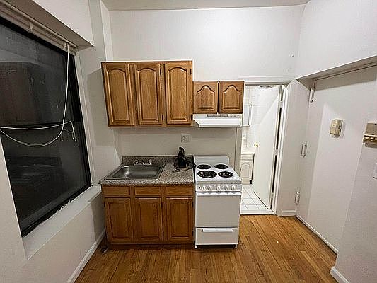 4th image of 316 E 49th St #1R