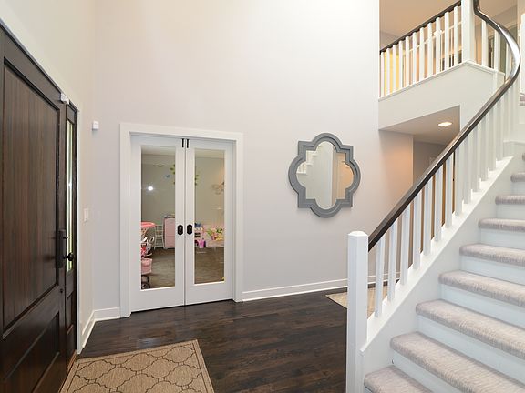 2nd image of 890 Woodleigh Ave
