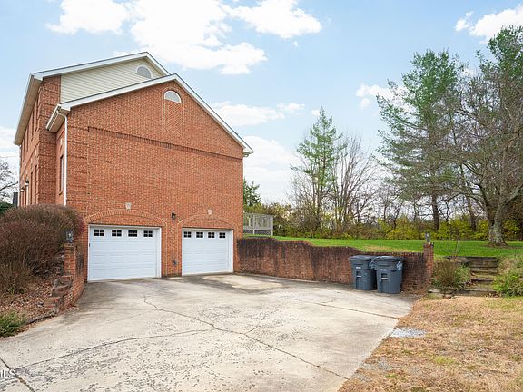 3rd image of 285 Chesterfield Dr