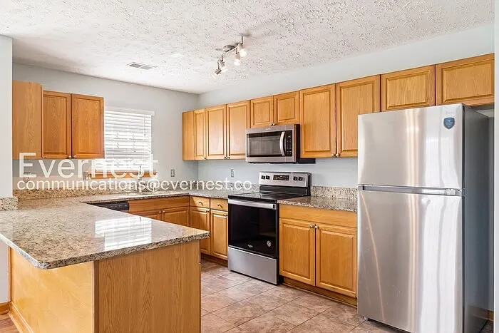 3 bed, 2.0 bath, 1300 sqft, $2,795 — Photo 2