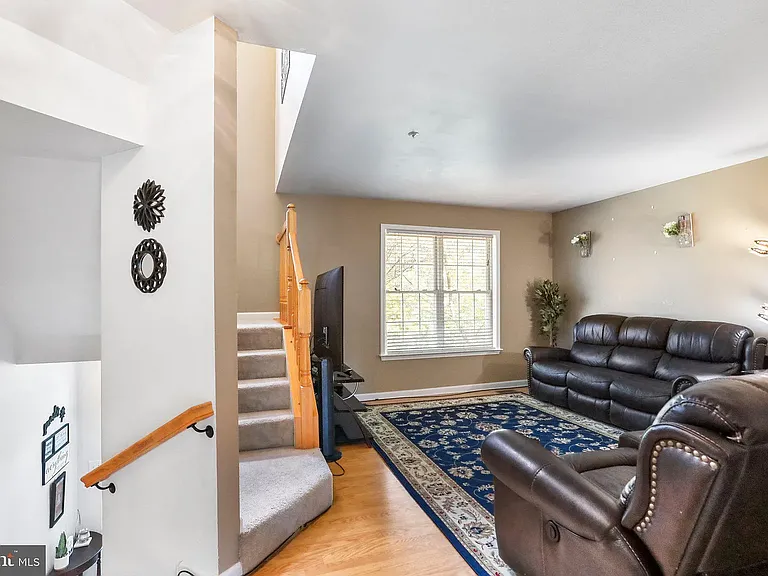 1127 Lindsay Ln — Photo 13