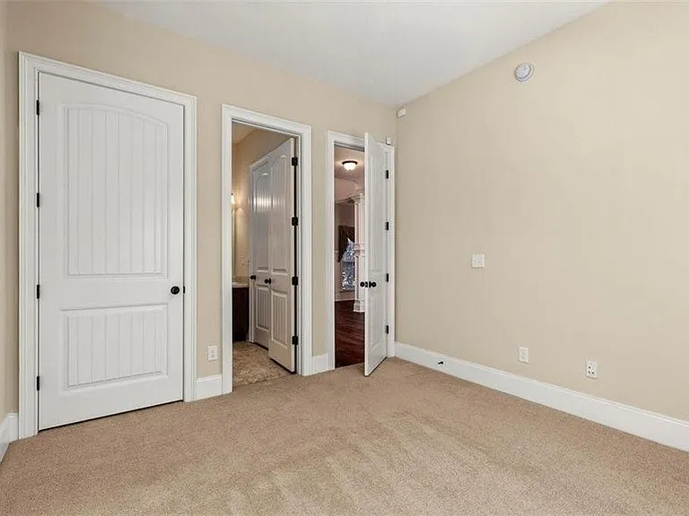 591 Heywood St — Photo 13