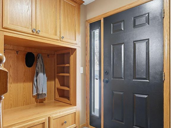 4th image of 832 Deerfield Rd