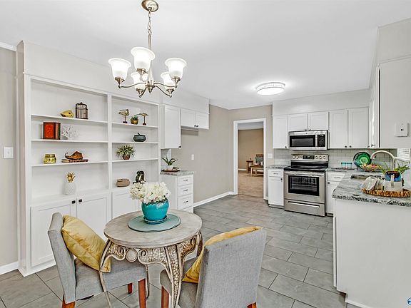 4th image of 1702 Morningside Dr NW