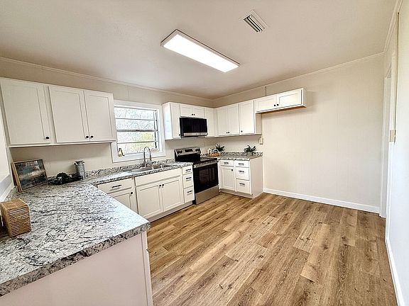 5th image of 3326 3rd Ave