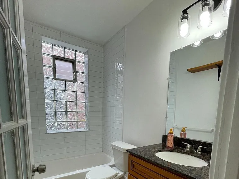 641 Bainbridge St #B — Photo 18