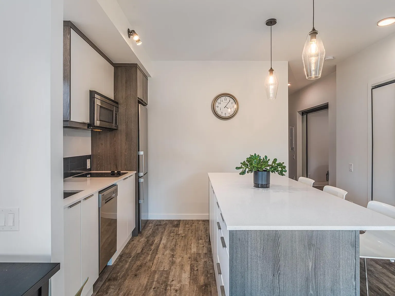 2 bed, 702 sqft, $2,150 — Photo 1