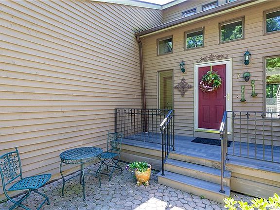 3rd image of 7 Evergreen Dr