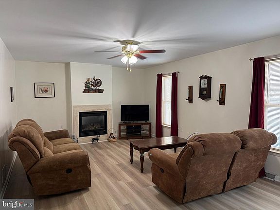 5th image of 140 Thomas Dr