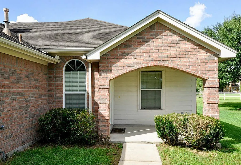 3 bed, 2.0 bath, 1162 sqft, $1,750 — Photo 2