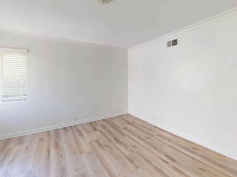 1021 Grove — Photo 10