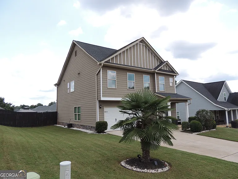 325 McGiboney Ln — Photo 2