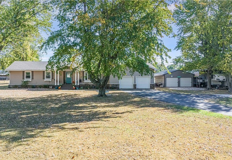 1st image of 285 Oak Hills Dr