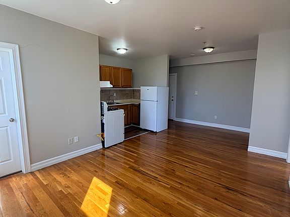 5th image of 672 Congress Ave #D