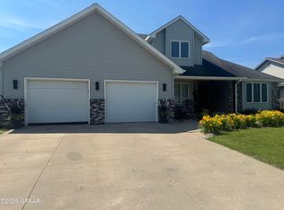 703 49th Ave S, Grand Forks, ND 58201