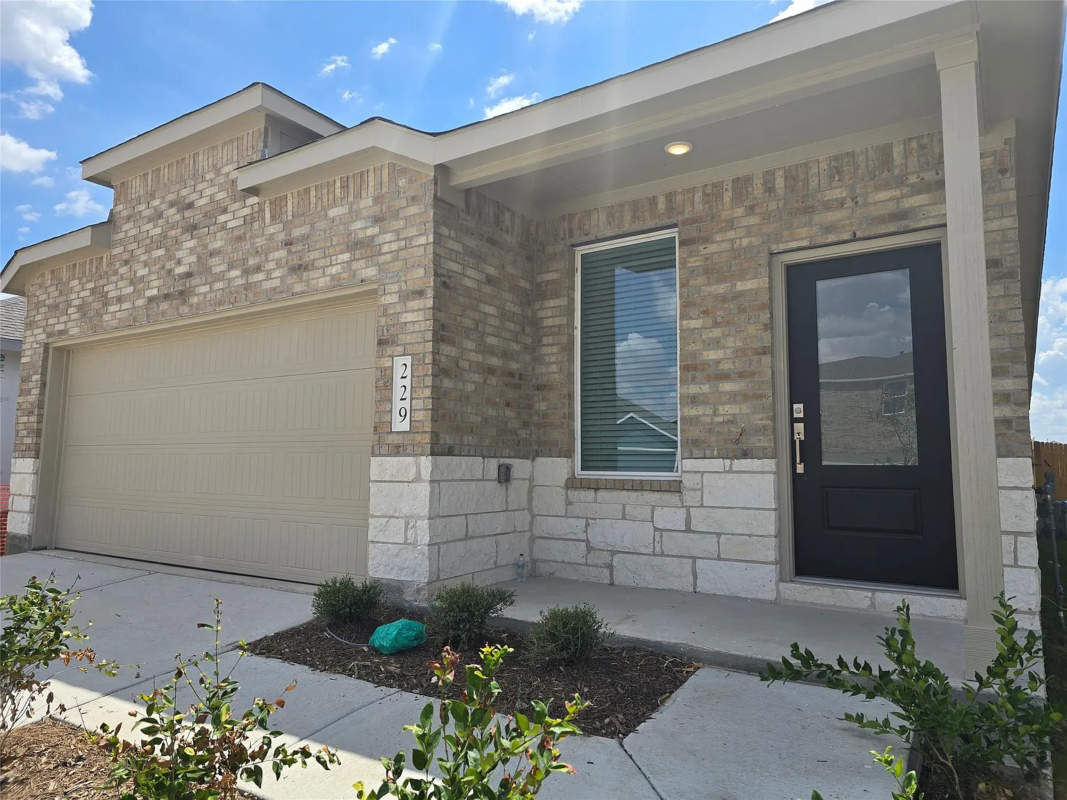 4 bed, 3.0 bath, 1802 sqft, $2,300 — Photo 4
