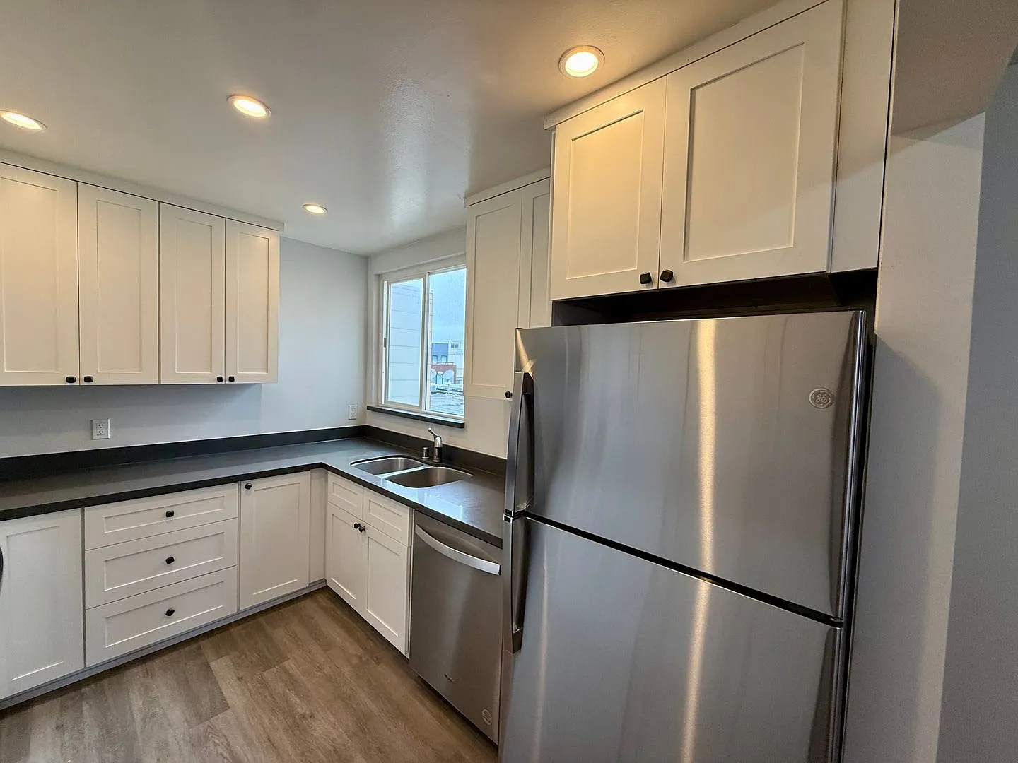 Top Floor 3BR/2BA w/ Updated Kitchen & Parking! — Photo 3