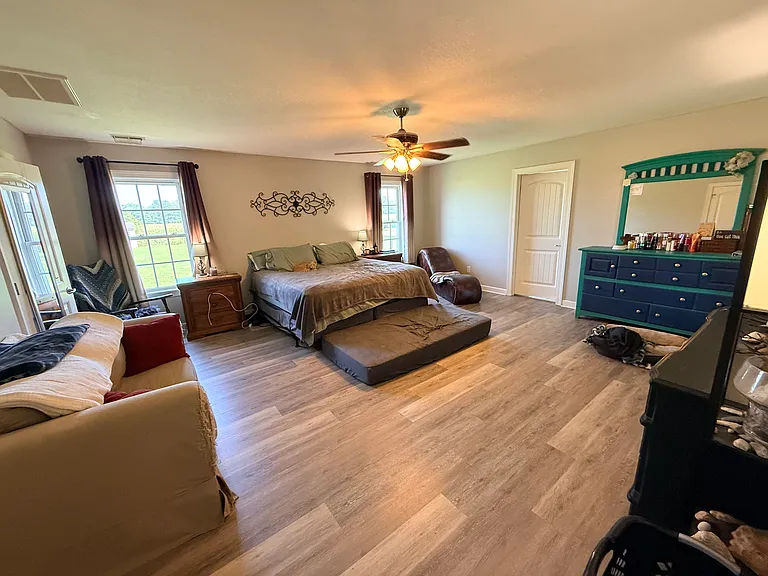 989 Bateman Dr — Photo 5