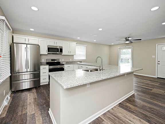 2nd image of 1095 Redwood Dr