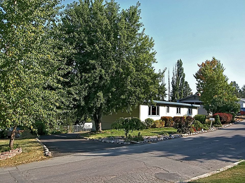 Beautiful neighborhood with mature landscaping