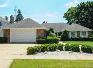 1307 E Crabtree Dr, Arlington Heights, IL