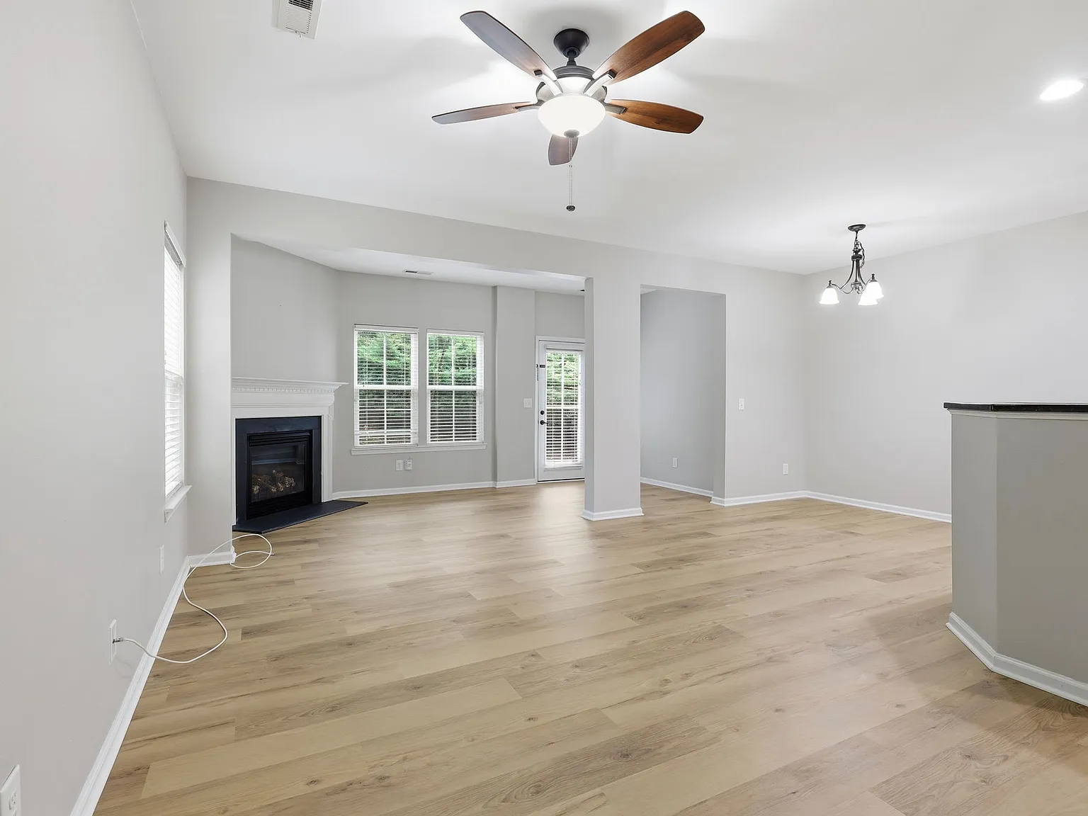 3 bed, 2.5 bath, 1750 sqft, $1,949 — Photo 4
