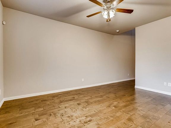 4th image of 626 Alexandra Ave