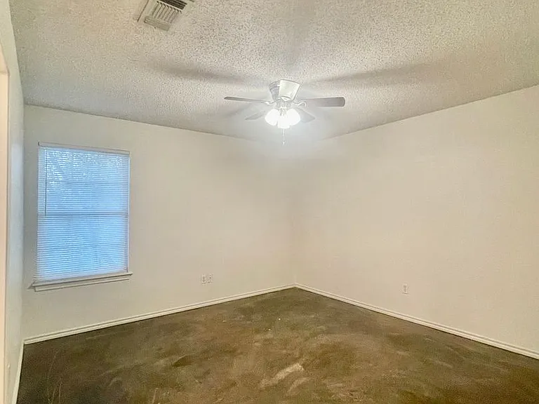 1629 Gordon St — Photo 4