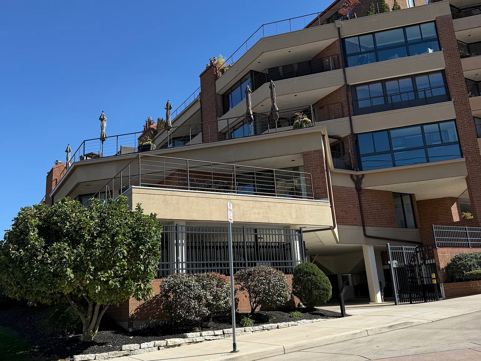 1 Riverside Pl — Photo 2