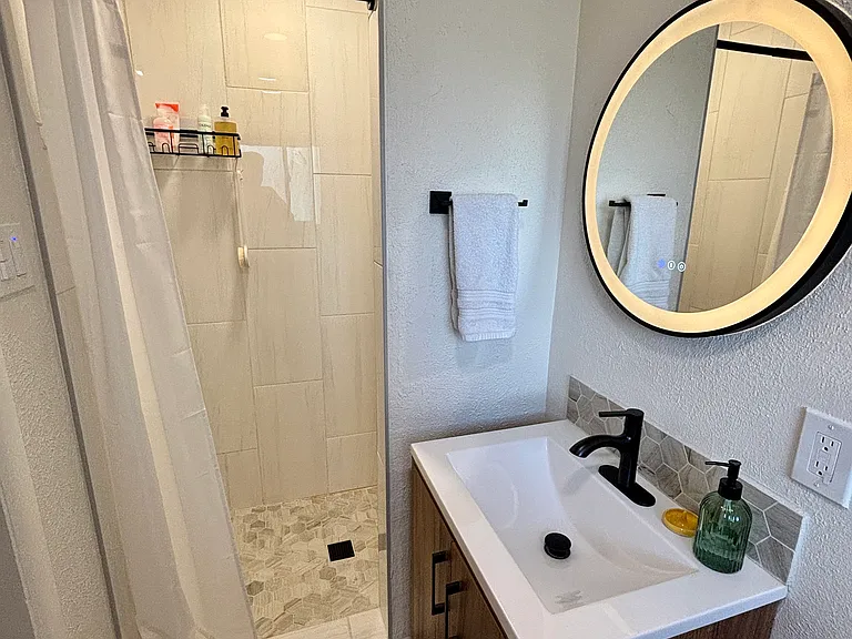 Main level en-suite bathroom (shower)