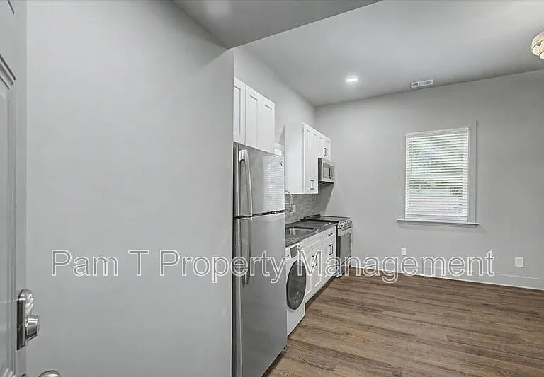 638 E 37th St #D — Photo 4