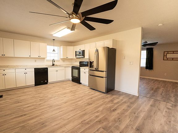 5th image of 1024 Bradley Ct