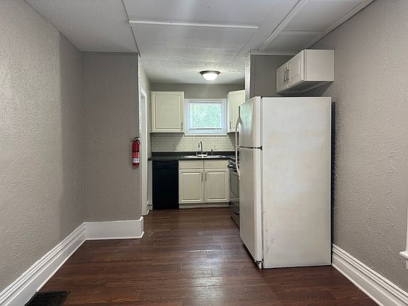 3rd image of 923 S Park St