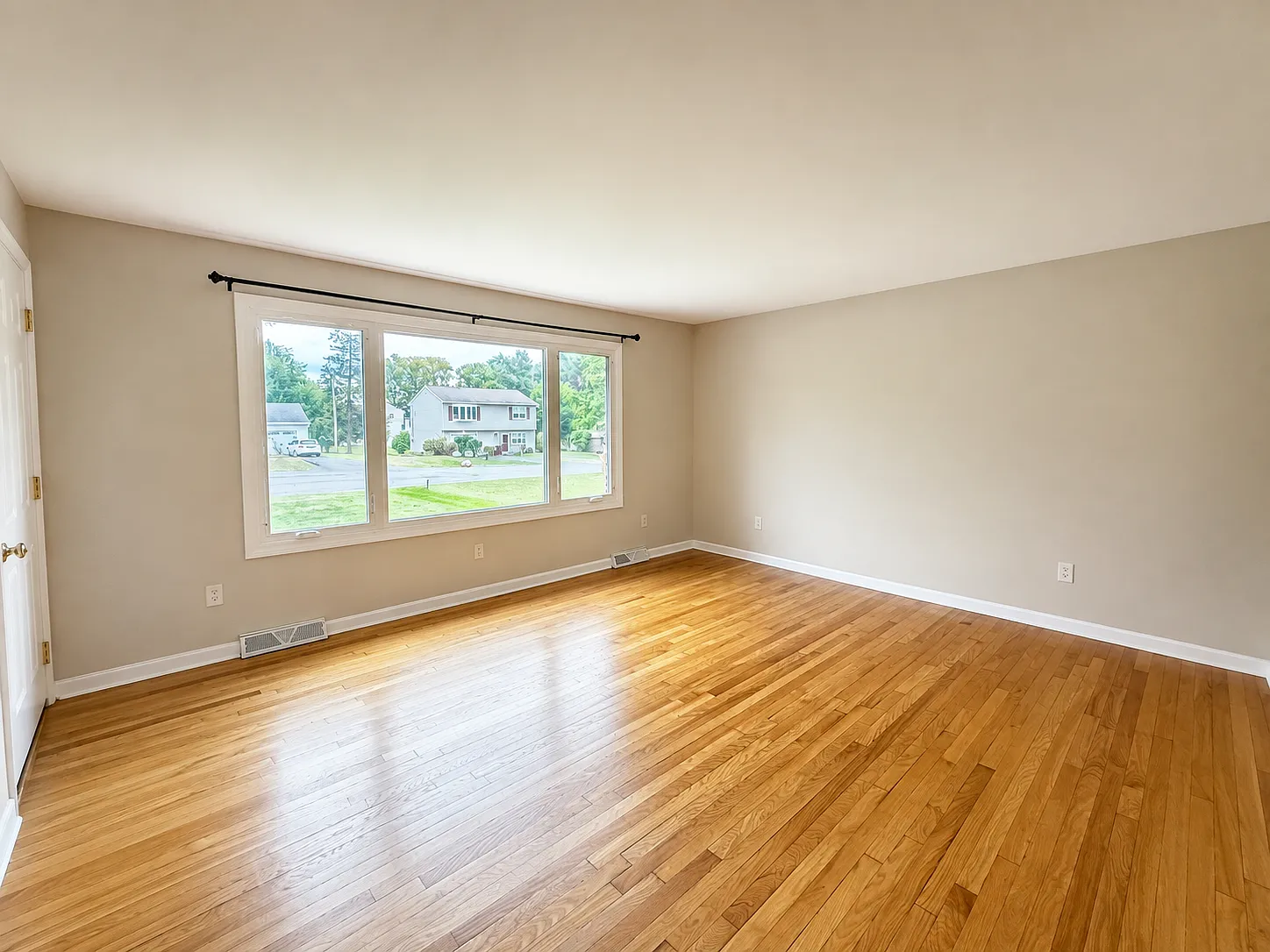 26 Patricia Ln — Photo 3