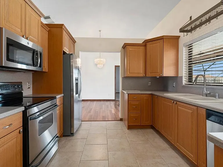 329 SE Oakridge Dr — Photo 5