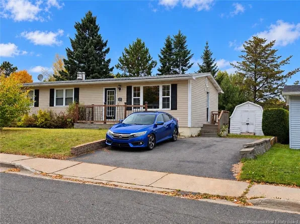 15 Bird St, Nackawic, NB E6G 1B9