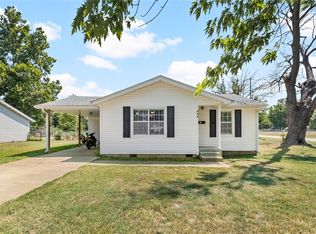 200 N Little Ave, Gentry, AR 72734