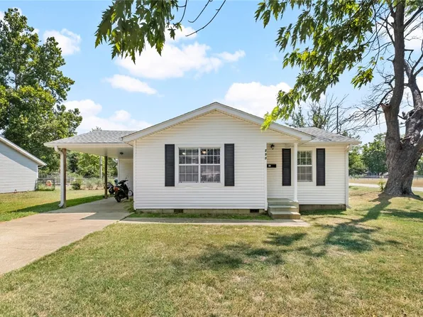 200 N Little Ave, Gentry, AR 72734