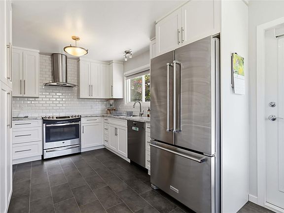 3rd image of 1909 Ferndale Rd