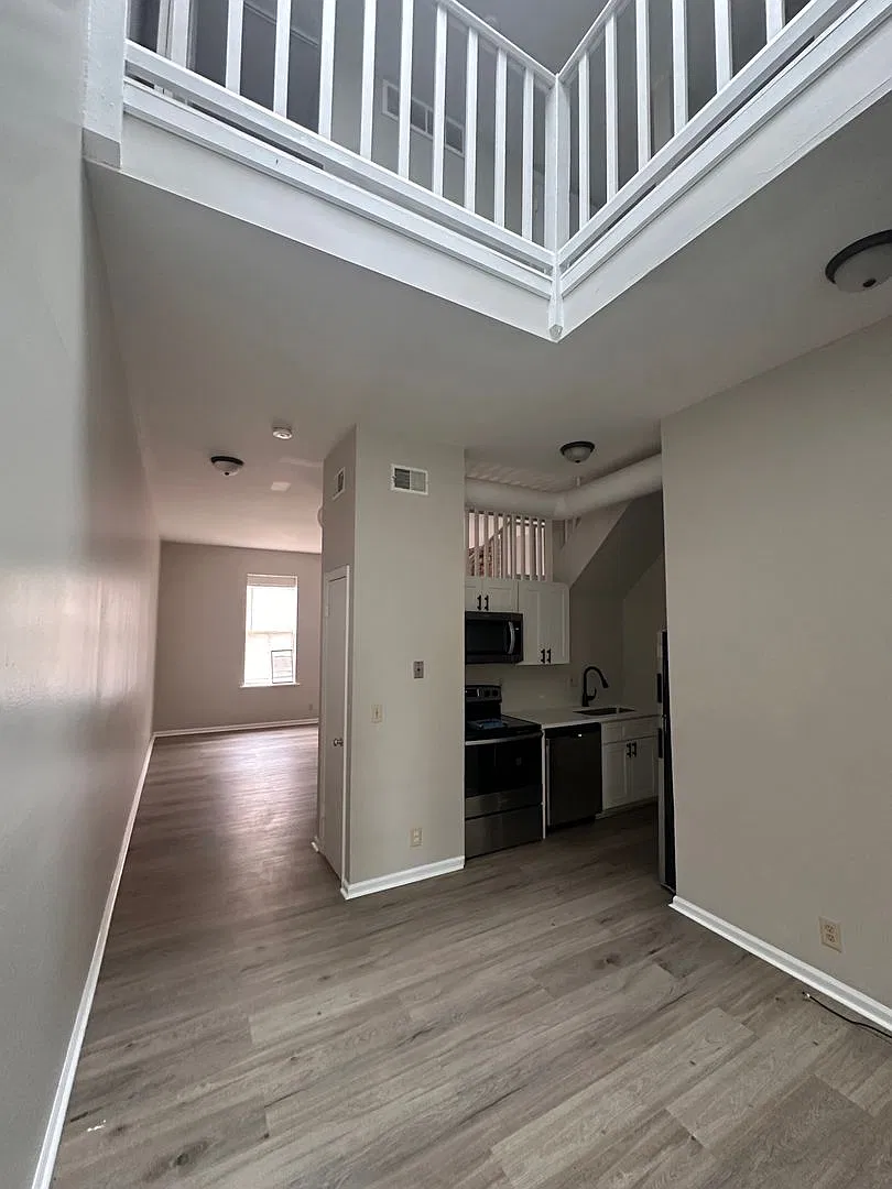 10th Street Apartments — Photo 2