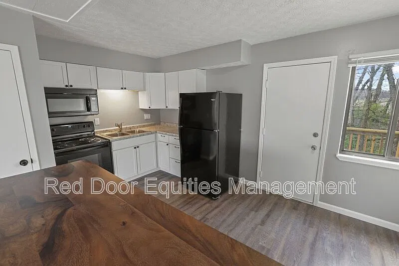 2 bed, 1.0 bath, 832 sqft, $1,050 — Photo 2